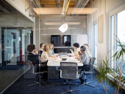 Un team si confronta in una sala riunioni dell'ufficio