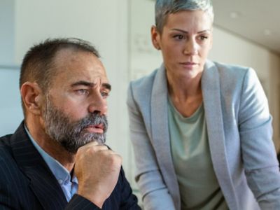 Due sviluppatori consultano al computer i dati relativi alla nuova tastiera a comando mentale