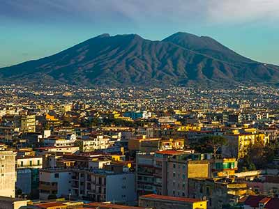 Vista della città di Napoli con il Vesuvio sullo sfondo