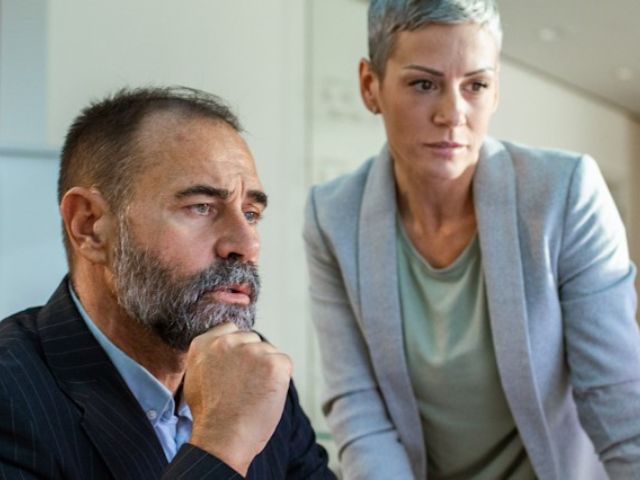 Due sviluppatori consultano al computer i dati relativi alla nuova tastiera a comando mentale