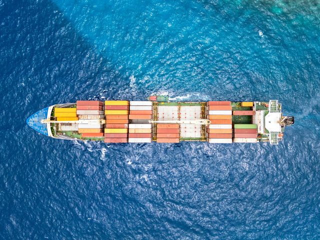 Vista dall'alto di una nave portacontainer