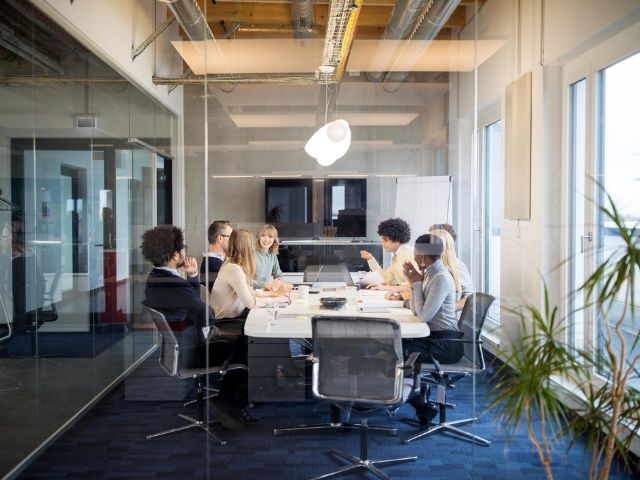 Un team si confronta in una sala riunioni dell'ufficio