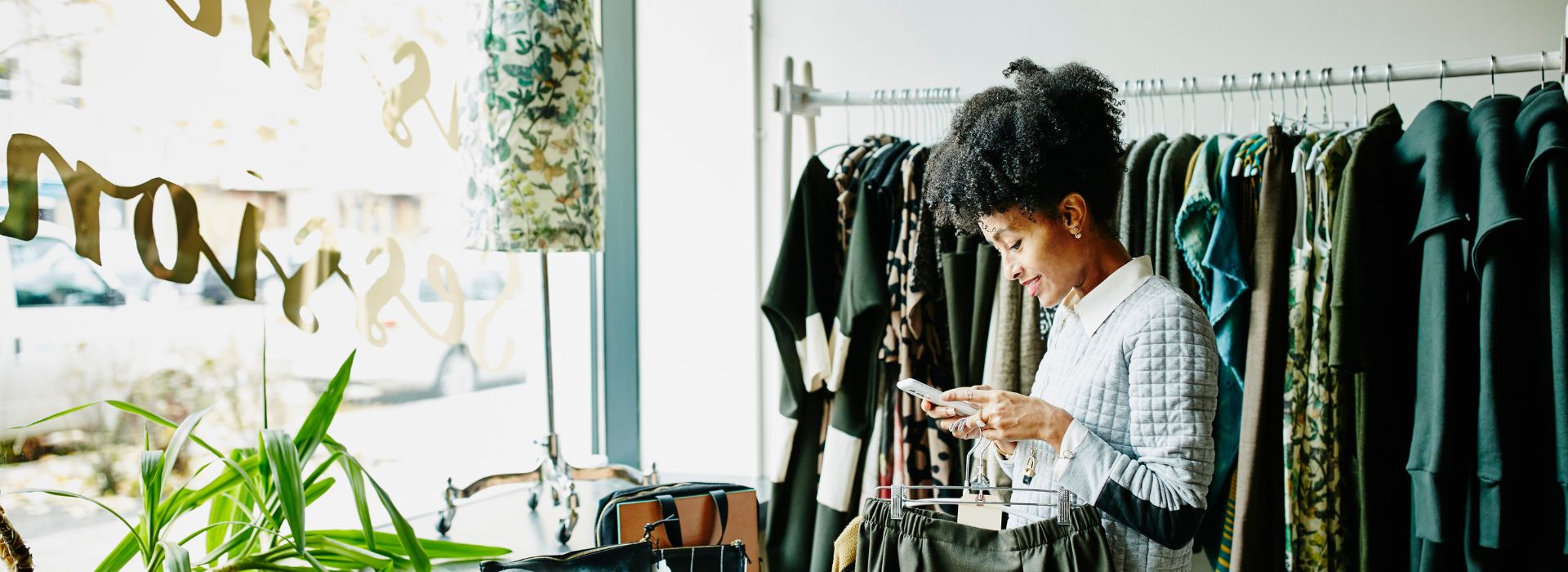 Una donna fa acquisti in un negozio di abbigliamento