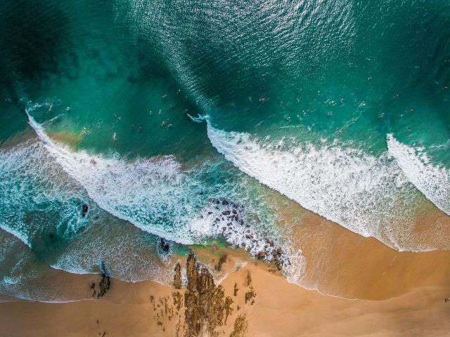 Vista dall'alto di una spiaggia