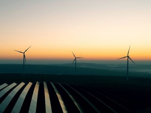 Impianto di energia rinnovabile con pale eoliche e pannelli solari