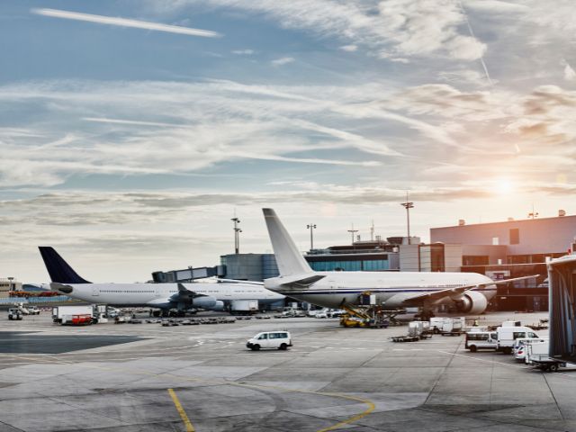 Due aerei ai gate di un aeroporto turistico